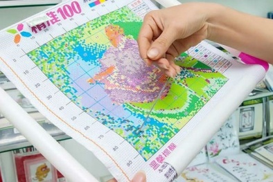 Chuyên gia nói về tranh thêu chữ thập có chất độc hại